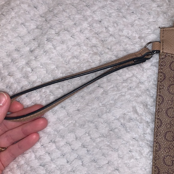 Guess wristlet - Picture 3 of 5